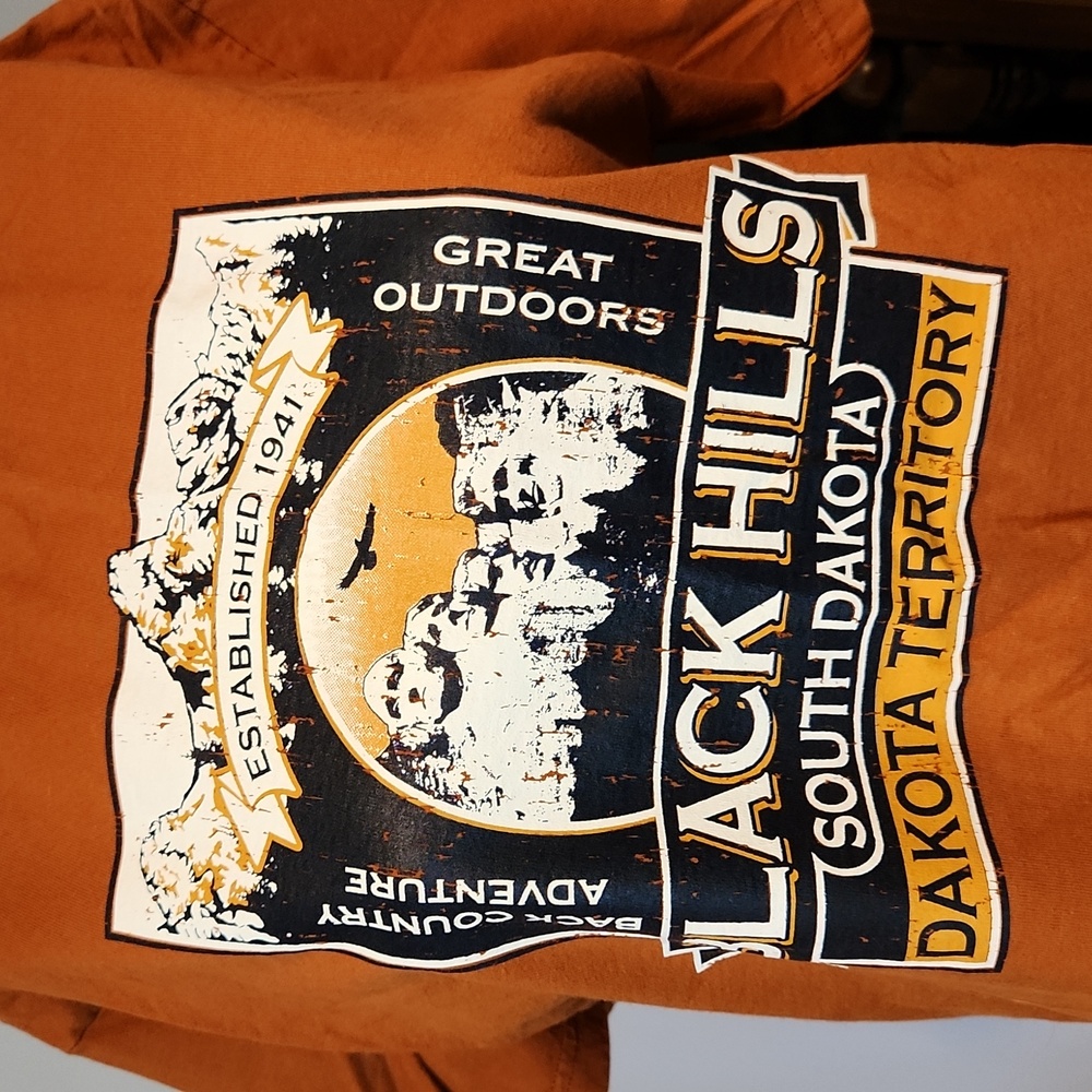 Black Hills, SD t-shirt ☆ MD ☆ Rusty color ☆ Nice heavy t-shirt
